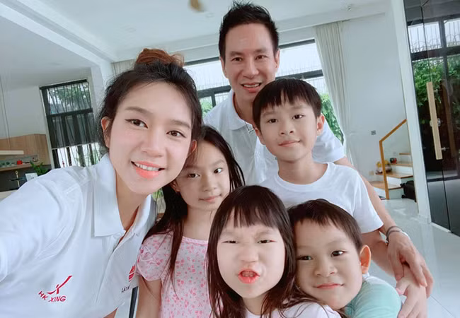 Gia đình Lý Hải - Minh Hà dù tất bật với cinetour quảng bá phim 'Lật mặt' 5 vẫn tranh thủ thời gian cho các con.