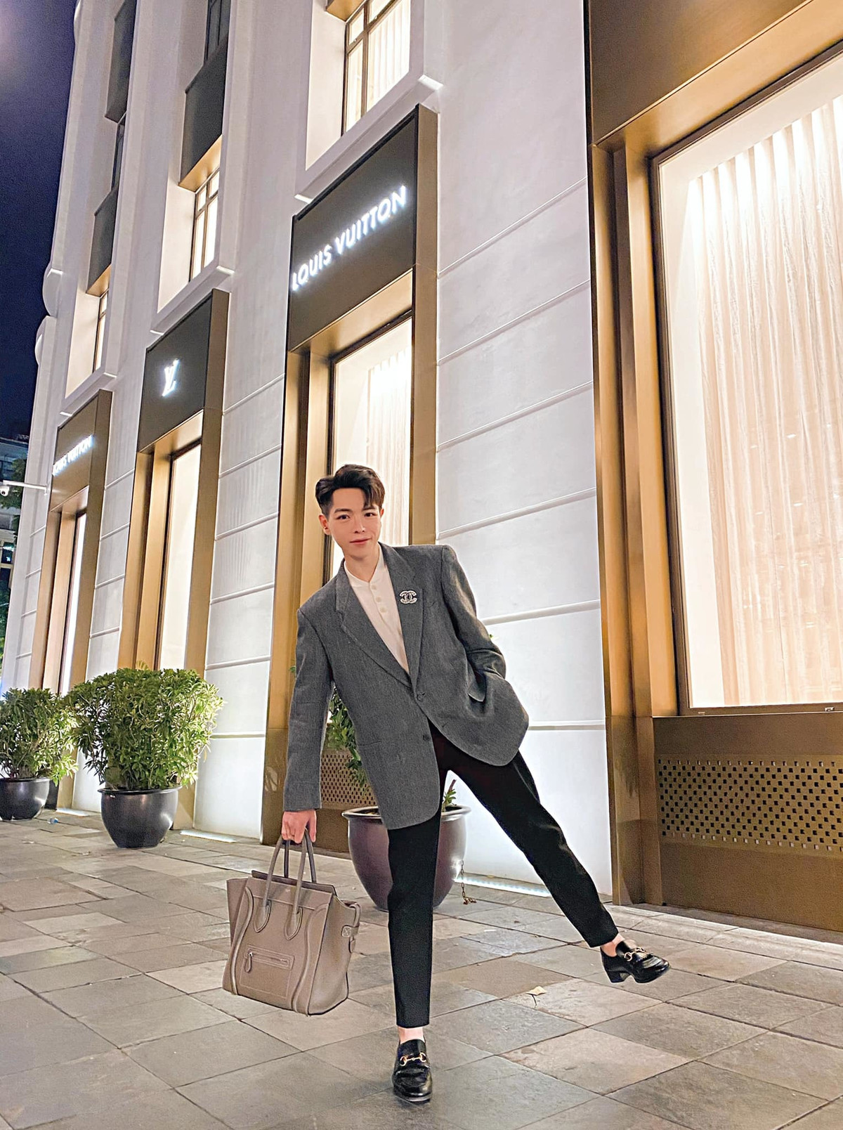 "Nghe nói trời Hà nội trở gió, em đi đâu đó nhớ mang theo anh", Đức Phúc đăng ảnh 'thả thính'.