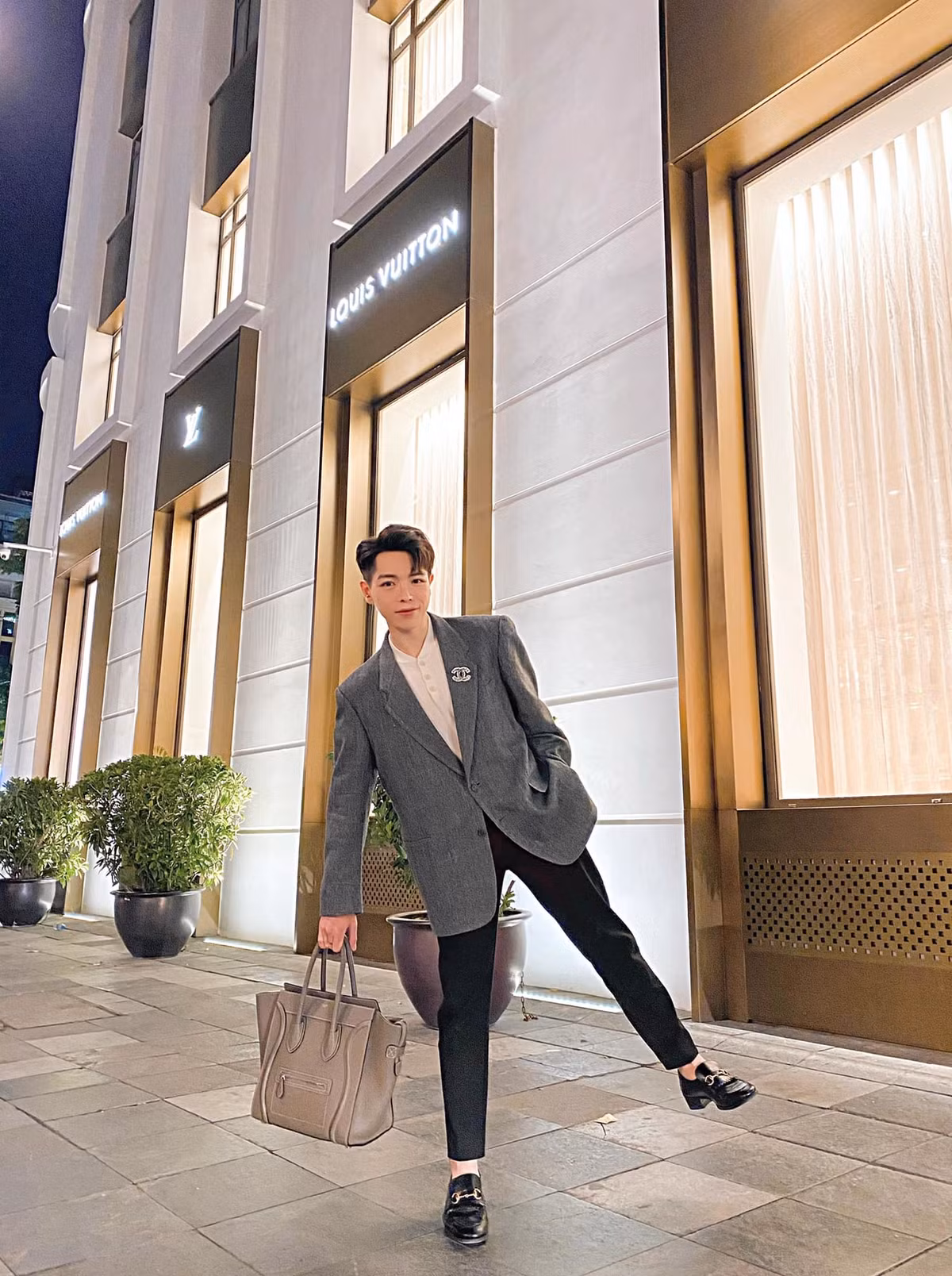 "Nghe nói trời Hà nội trở gió, em đi đâu đó nhớ mang theo anh", Đức Phúc đăng ảnh 'thả thính'.