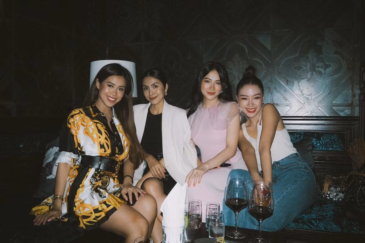 Tăng Thanh Hà cùng em chồng Tiên Nguyễn và Băng Di, hoa hậu Phương Khánh tụ tập cuối tuần. Nhan sắc của 4 người đẹp thu hút sự chú ý của khán giả.