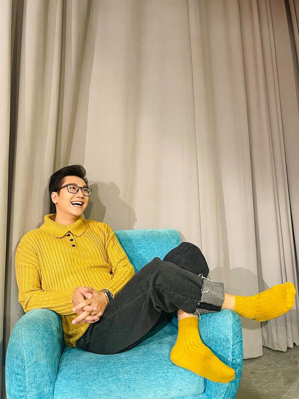 MC Công Tố đăng ảnh kèm chia sẻ hài hước: "Cục vàng ngồi trên ghế xanh, anh ấy cười tươi. Hết. Thơ trời lạnh run cầm cập chỉ có thế thôi cả nhà ạ!".