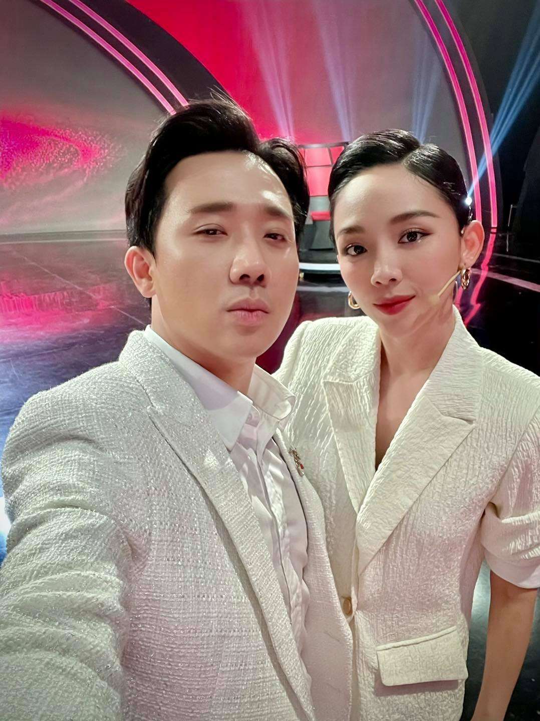 Sao Việt hôm nay 10/1: Chia sẻ bức ảnh chụp cùng Tóc Tiên, Trấn Thành tiết lộ kỷ niệm với nghệ sĩ Chí Tài. Anh viết: "Hồi xưa ông Chí Tài là người đầu tiên nói tôi với Tóc Tiên là anh em ruột. Bữa nay chụp chung mới thấy, giống thiệt! Tui đẹp hơn, xin lỗi em!".