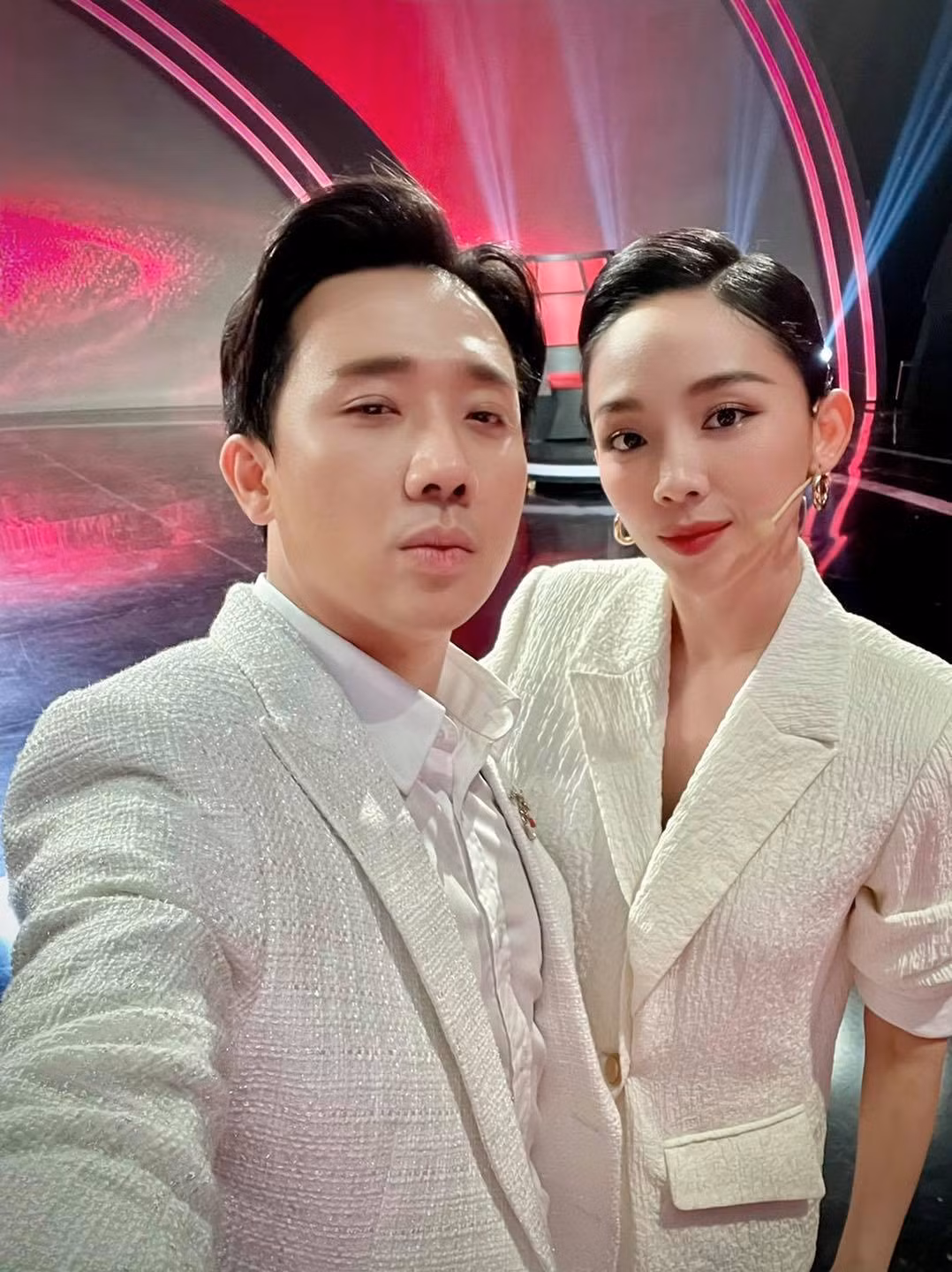 Sao Việt hôm nay 10/1: Chia sẻ bức ảnh chụp cùng Tóc Tiên, Trấn Thành tiết lộ kỷ niệm với nghệ sĩ Chí Tài. Anh viết: "Hồi xưa ông Chí Tài là người đầu tiên nói tôi với Tóc Tiên là anh em ruột. Bữa nay chụp chung mới thấy, giống thiệt! Tui đẹp hơn, xin lỗi em!".