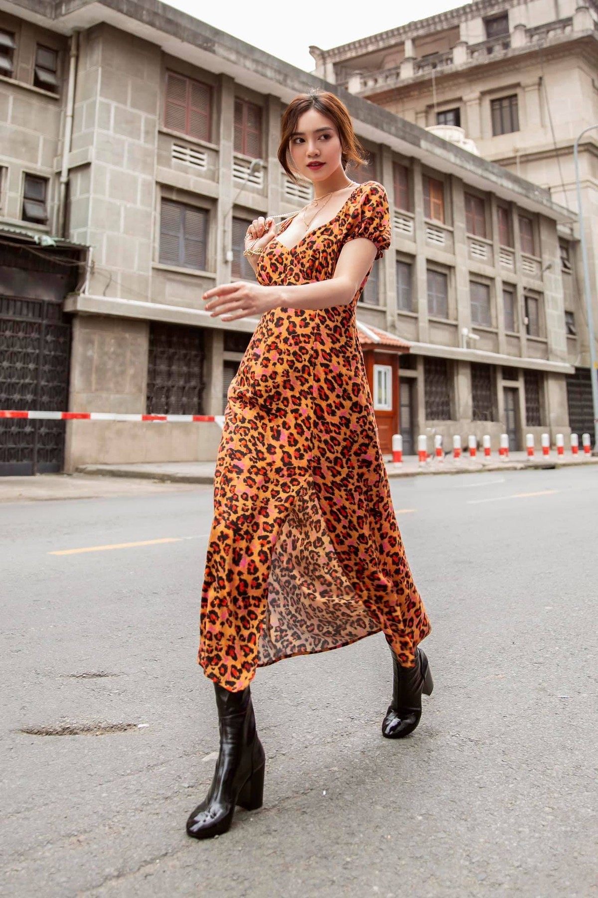 "Năm nay mới được hưởng không khí lạnh ở miền Bắc. 500 anh em ơi cô gái hơi ốm có chịu nổi không nhỉ", nữ diễn viên Ninh Dương Lan Ngọc viết.