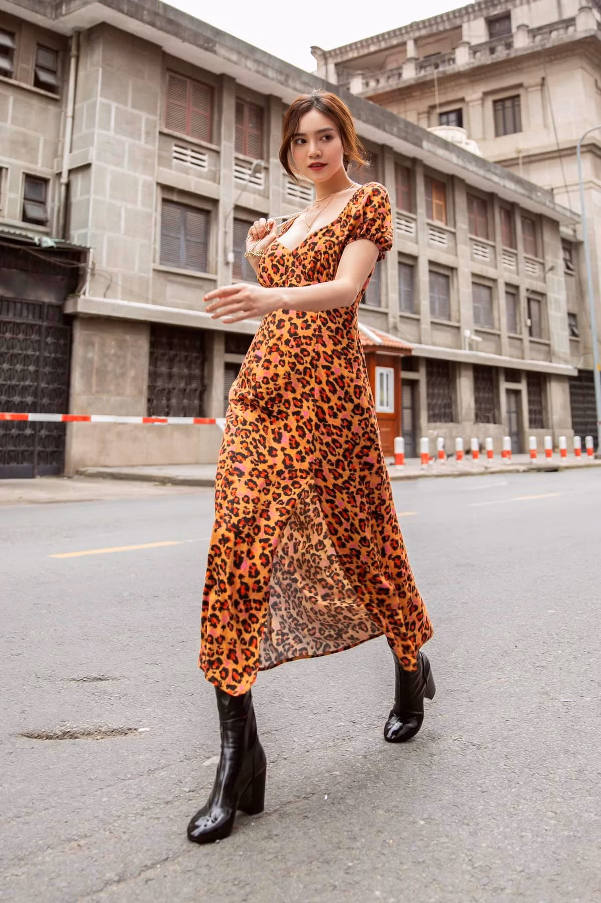 "Năm nay mới được hưởng không khí lạnh ở miền Bắc. 500 anh em ơi cô gái hơi ốm có chịu nổi không nhỉ", nữ diễn viên Ninh Dương Lan Ngọc viết.