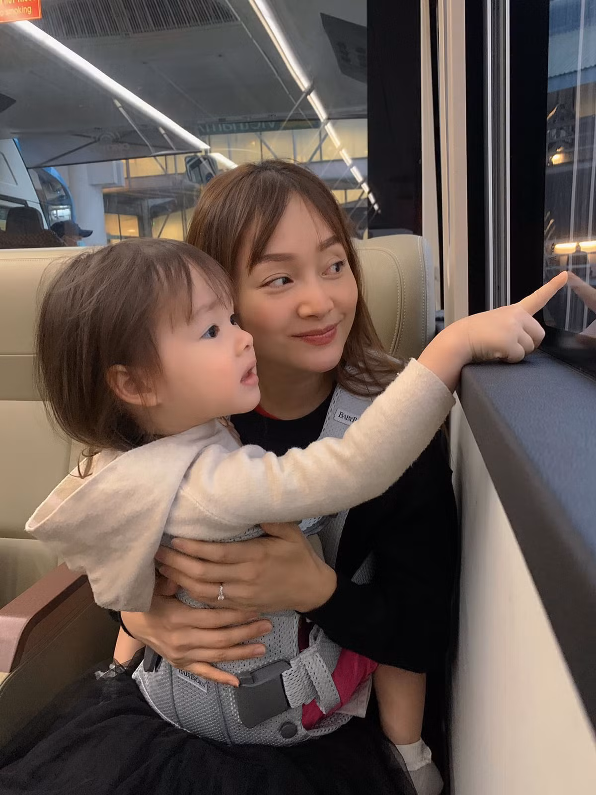 Diễn viên Lan Phương cùng con gái đáng yêu đi du lịch đầu năm.