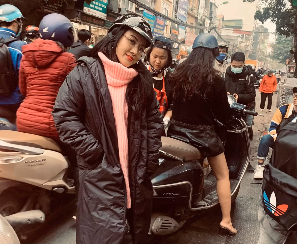 BTV Hoài Anh cảm thán với cái lạnh ở Hà Nội. "Mình thì như cục trưởng cục phòng chống rét, mà sao có người mặc được đồ mùa hè giữa mùa đông siêu quá cơ", cô dí dỏm.