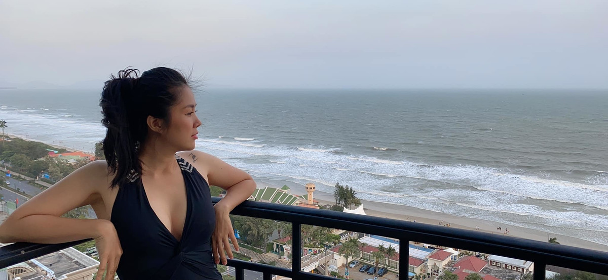 Lê Phương khoe dáng với bikini sau lần thứ 2 sinh nở. Cô viết: "Để mẹ nói cho mà nghe, Tết năm nay mẹ vẫn còn trẻ! Ru con ngủ rồi, nên mẹ cũng muốn đi chơi!".