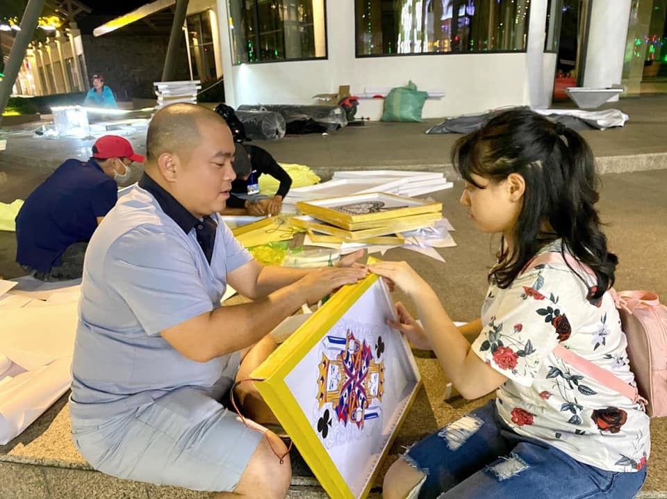 Thuý Hạnh chia sẻ bức ảnh ông xã cùng con gái phụ mẹ công việc. "Mẹ có vẻ vắt sức lao động của 2 ba con hơi quá nhỉ, nửa đêm còn cho đi làm thêm kiếm tiền thế này", cô viết.