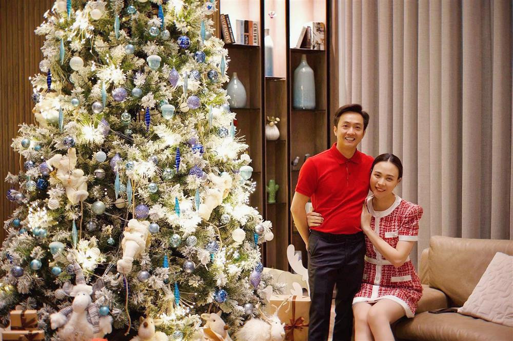 Không lâu sau khi đăng 2 bức ảnh trên, Cường Đô La đã xóa khoảnh khắc bế con gái của Đàm Thu Trang, chỉ giữ lại ảnh của mình. Có vẻ nam doanh nhân cũng nhận ra mình đã hơi vội vàng khi đăng ảnh bà xã chưa qua chỉnh sửa.