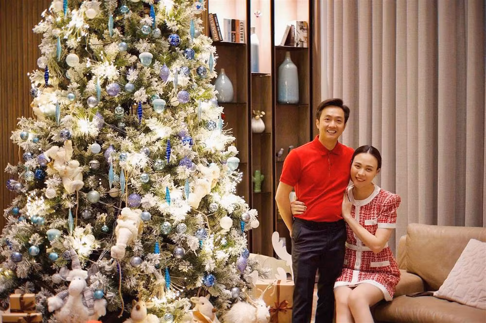 Không lâu sau khi đăng 2 bức ảnh trên, Cường Đô La đã xóa khoảnh khắc bế con gái của Đàm Thu Trang, chỉ giữ lại ảnh của mình. Có vẻ nam doanh nhân cũng nhận ra mình đã hơi vội vàng khi đăng ảnh bà xã chưa qua chỉnh sửa.