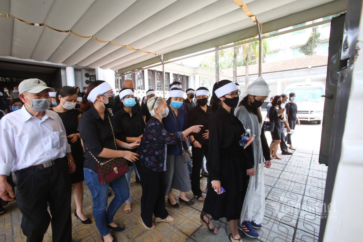 Mẹ Hoa hậu Thu Thủy luống cuống những giây phút cuối tạm biệt con gái.