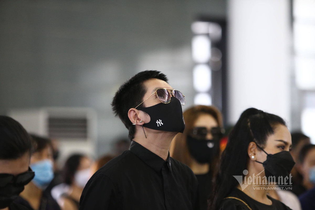 BTV Tôn Hiếu Anh liên tục phải nhìn lên trên để kìm chế những giọt nước mắt tiễn người bạn thân thiết Thu Thủy.