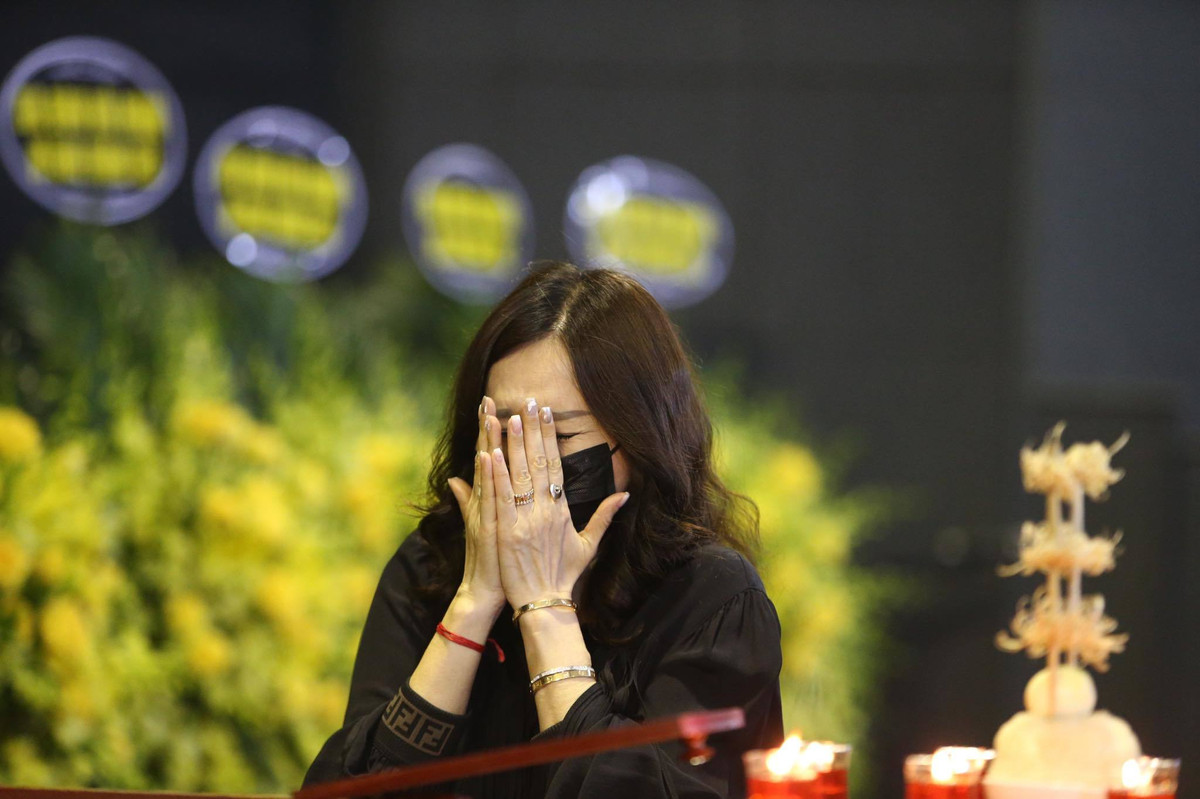 Những giọt nước mắt thương tiếc đã không thể kìm được trong đám tang Thu Thủy.