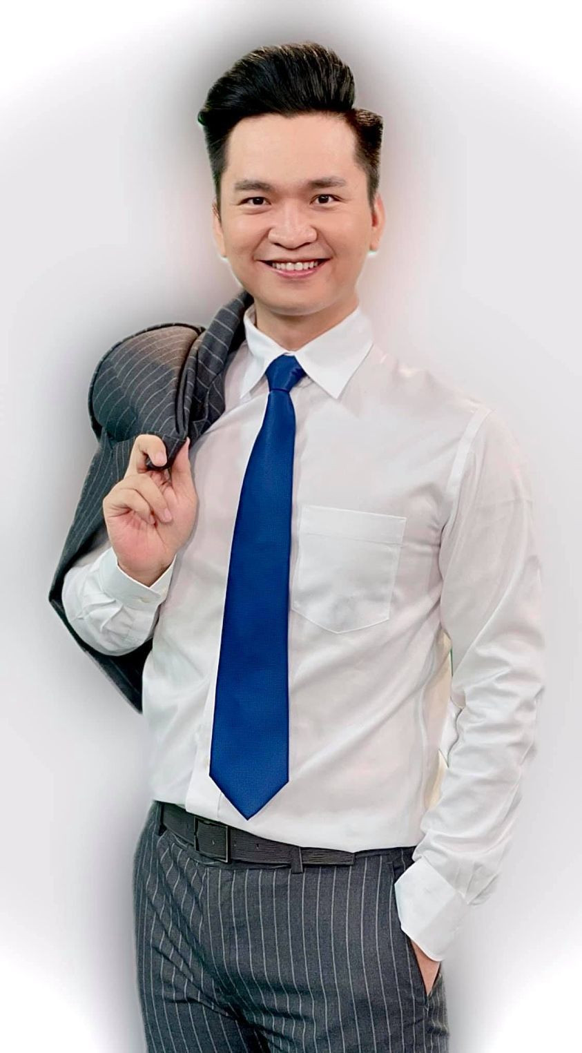 MC Hạnh Phúc đăng ảnh điển trai kèm chia sẻ: "Cuối tuần happy nhé cả nhà!".