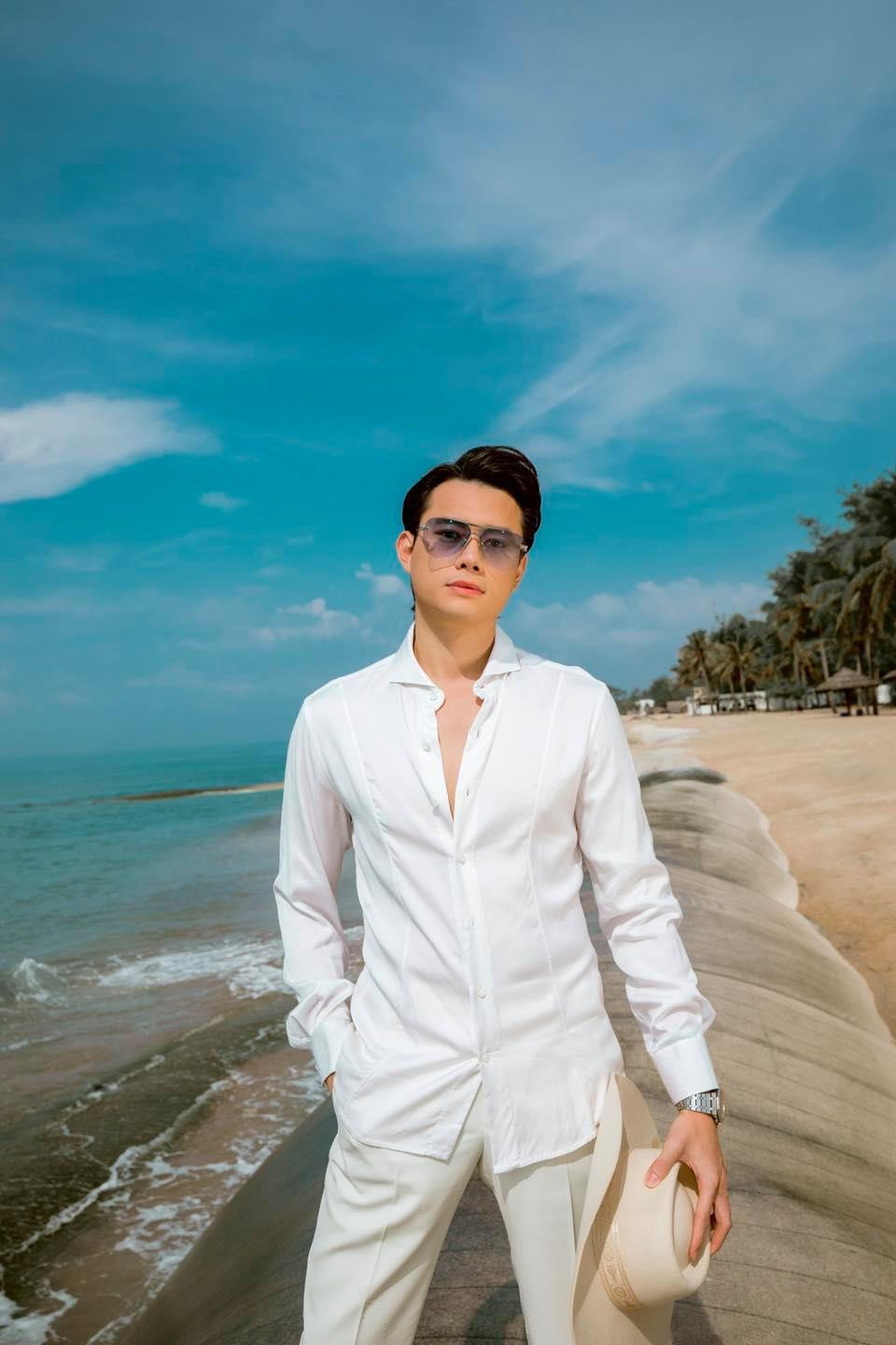 Sao việt hôm nay 23/5: Được mọi người khen làn da và thần sắc, Anh Dũng trả lời đó là sự cân chế độ dinh dưỡng, luyện tập, ngủ sớm, dậy sớm và uống đủ 3 lít nước/ngày.