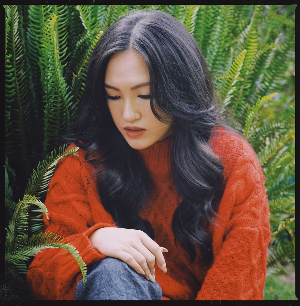 Nguyên Hà mặc áo đen đỏ rực ở Đà Lạt. 