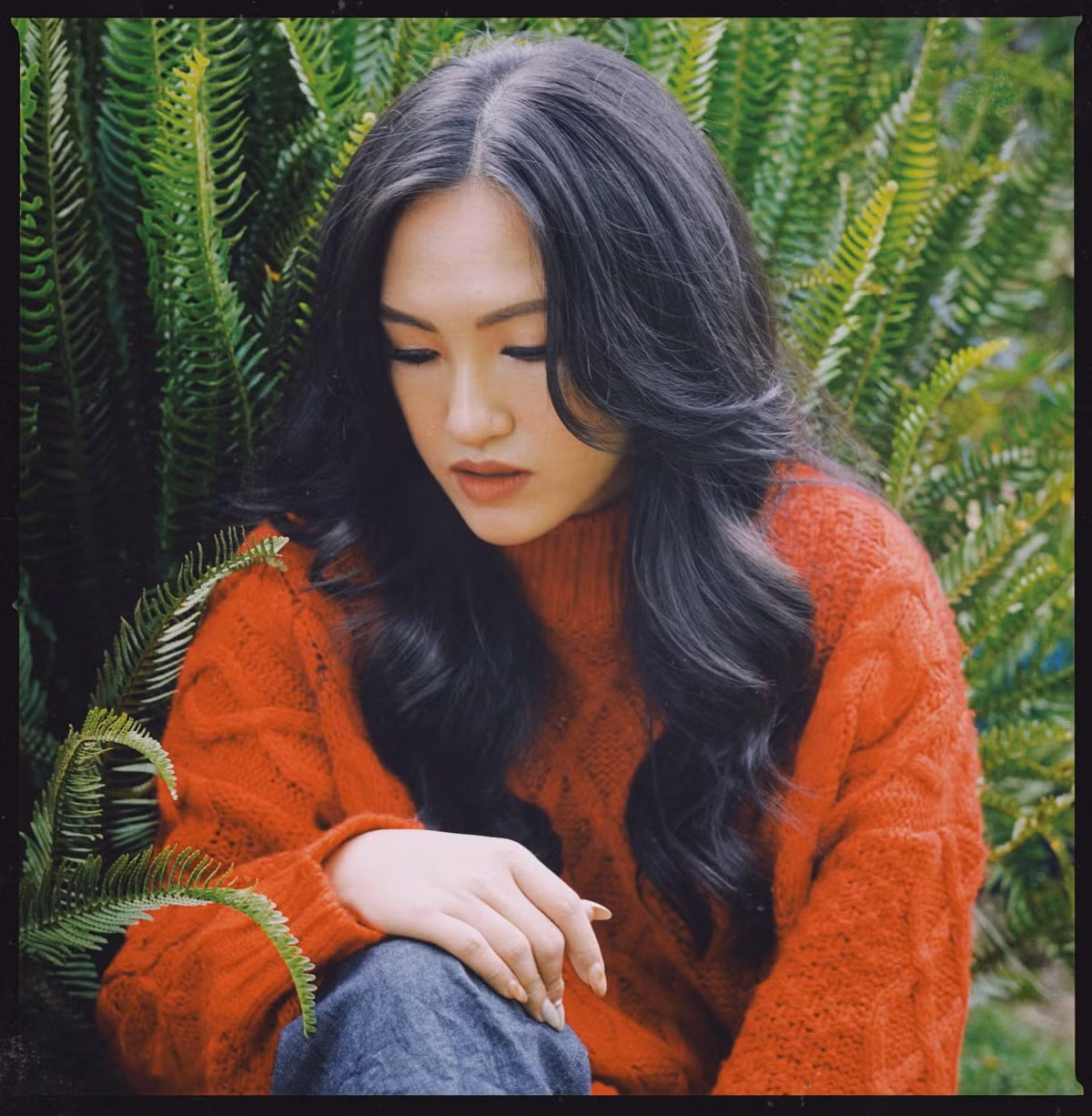 Nguyên Hà mặc áo đen đỏ rực ở Đà Lạt. 