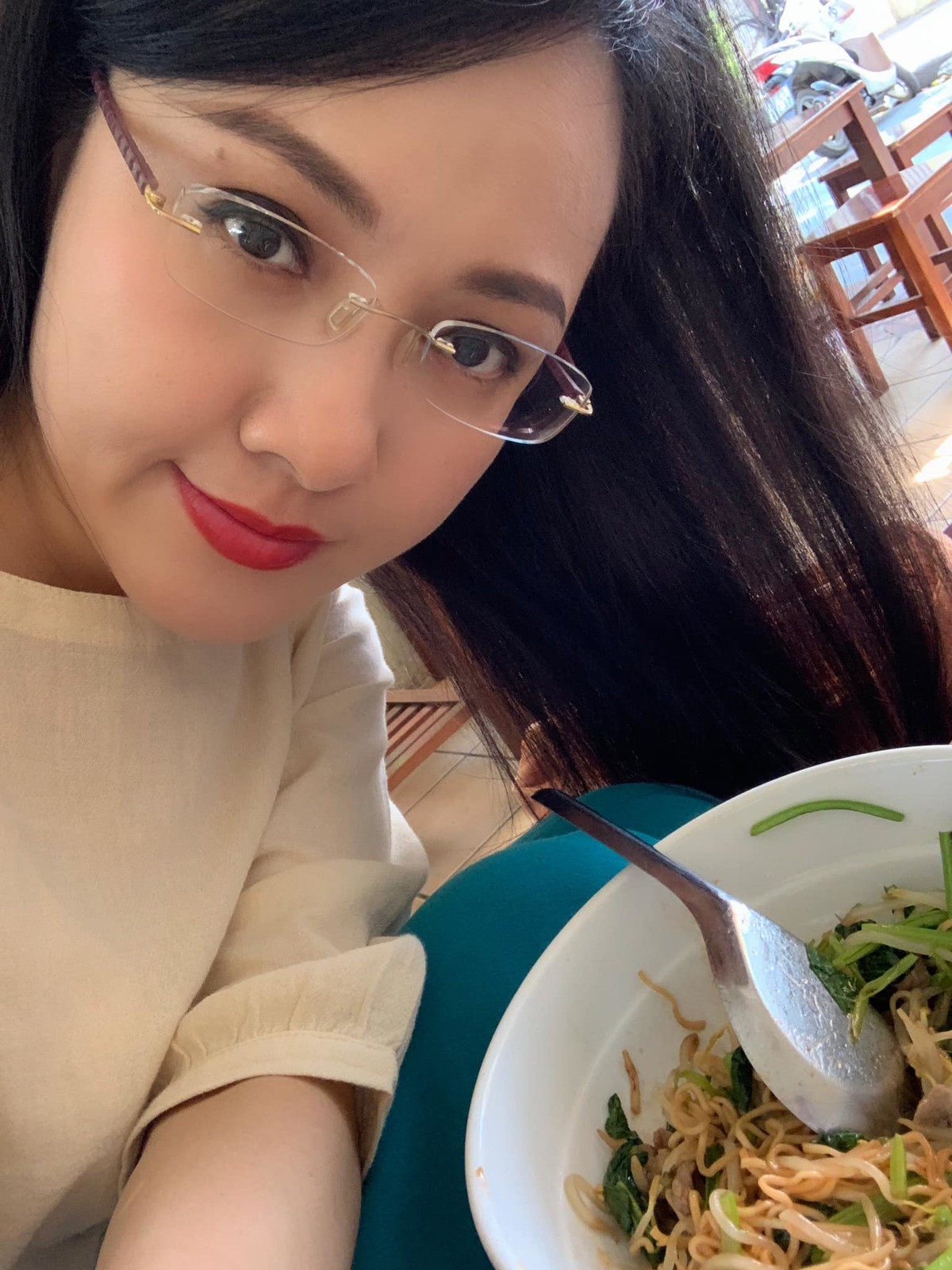 BTV Hoài Anh chú thích: "Khi gần như các hàng quán đều đóng cửa thì mì gói trở nên ngon kinh khủng".