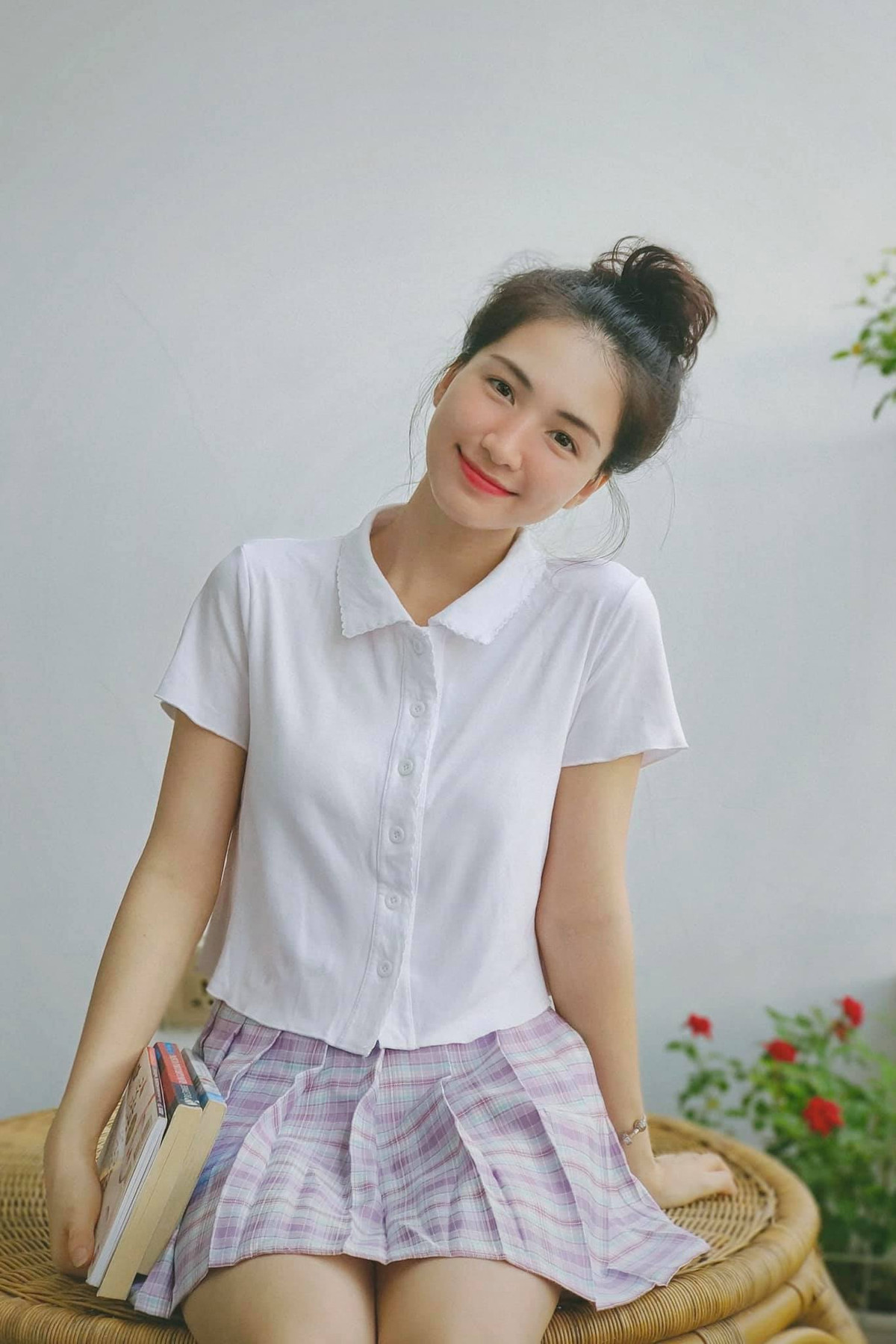 Ca sĩ Hòa Minzy mặc trẻ trung như thiếu nữ.