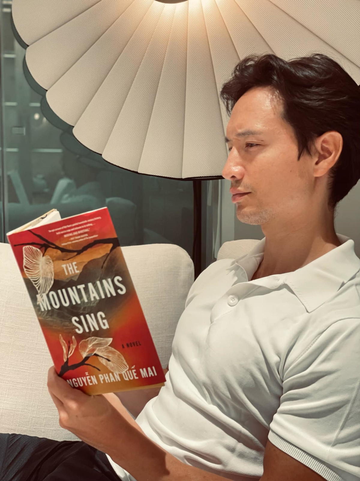 Kim Lý đọc say sưa quyển "The Mountains Sing".