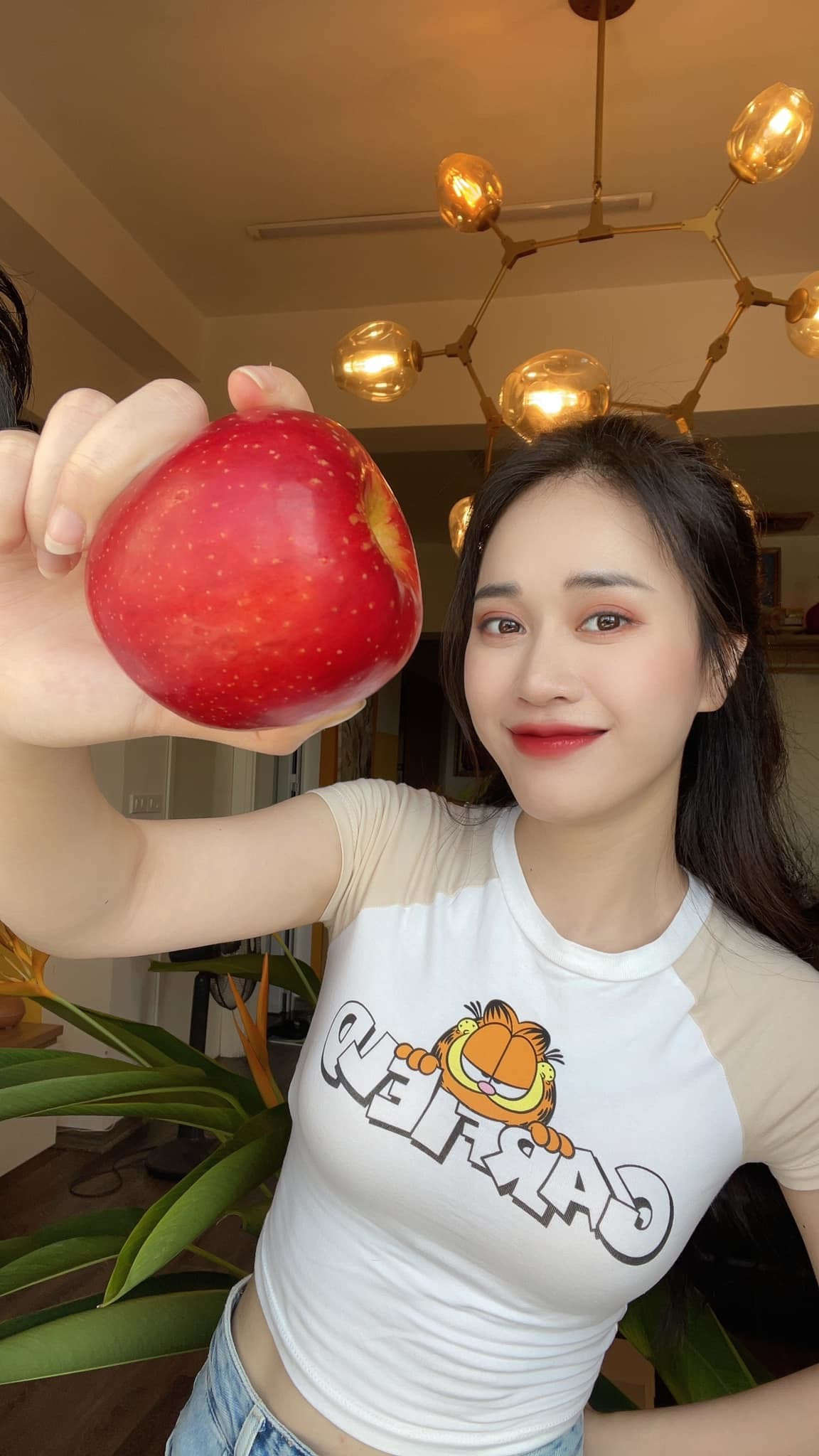 Ngô Mai Phương mê ăn táo.