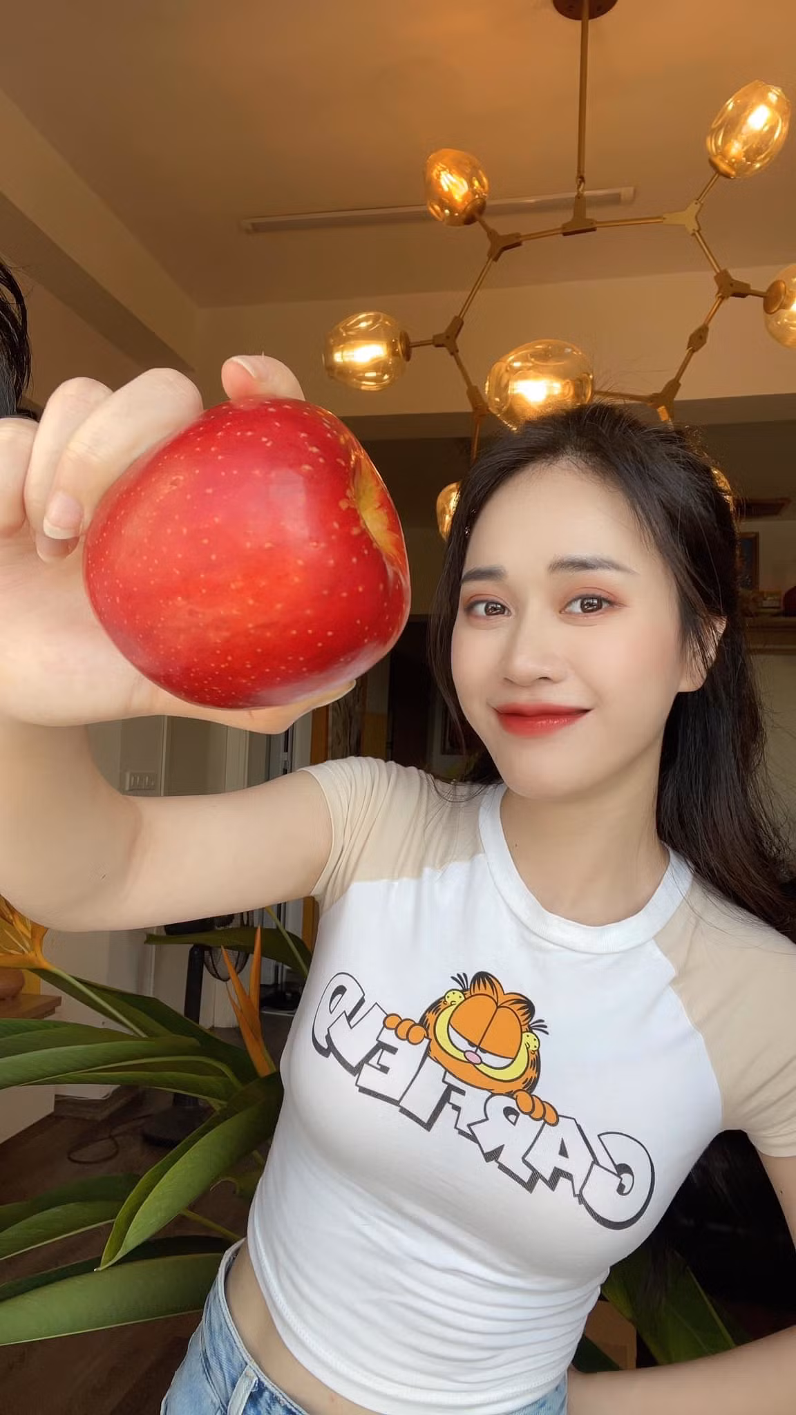 Ngô Mai Phương mê ăn táo.