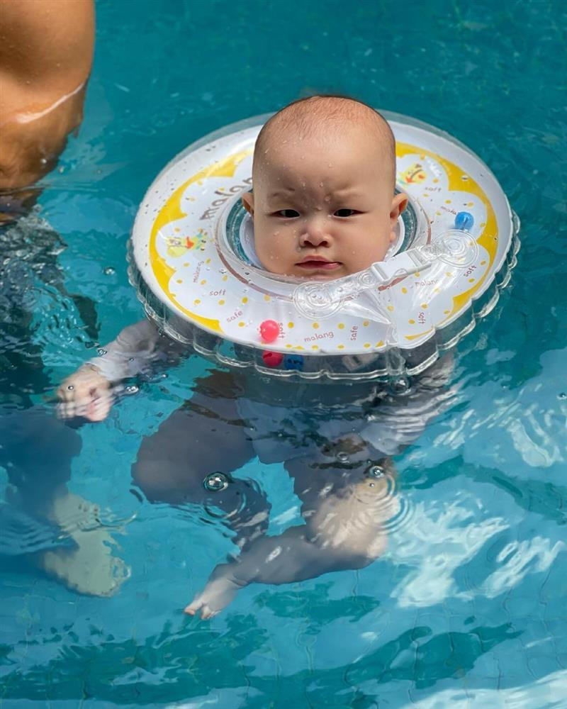 Trước đó, Leon đã được nhiều cư dân mạng ví như "nghệ sĩ hài", bởi gương mặt lúc nào cũng toát lên vẻ lém lỉnh, tinh nghịch.