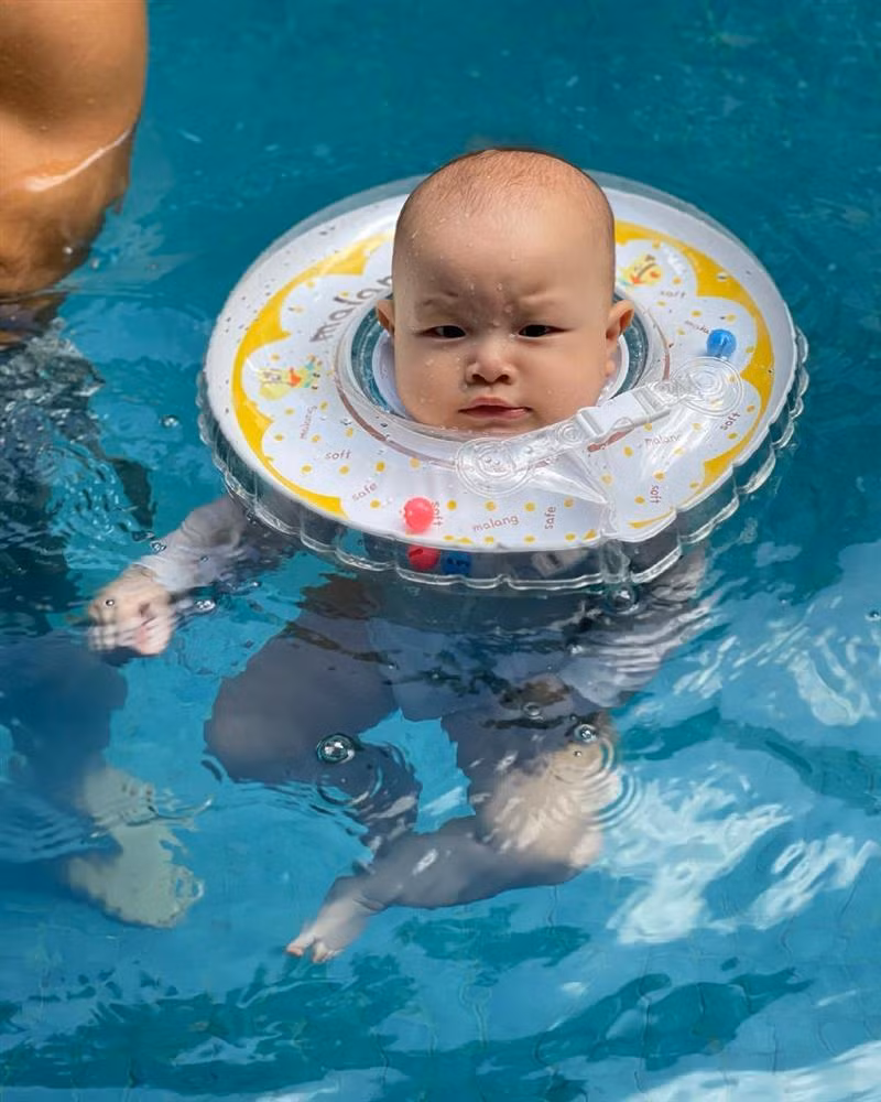 Trước đó, Leon đã được nhiều cư dân mạng ví như "nghệ sĩ hài", bởi gương mặt lúc nào cũng toát lên vẻ lém lỉnh, tinh nghịch.