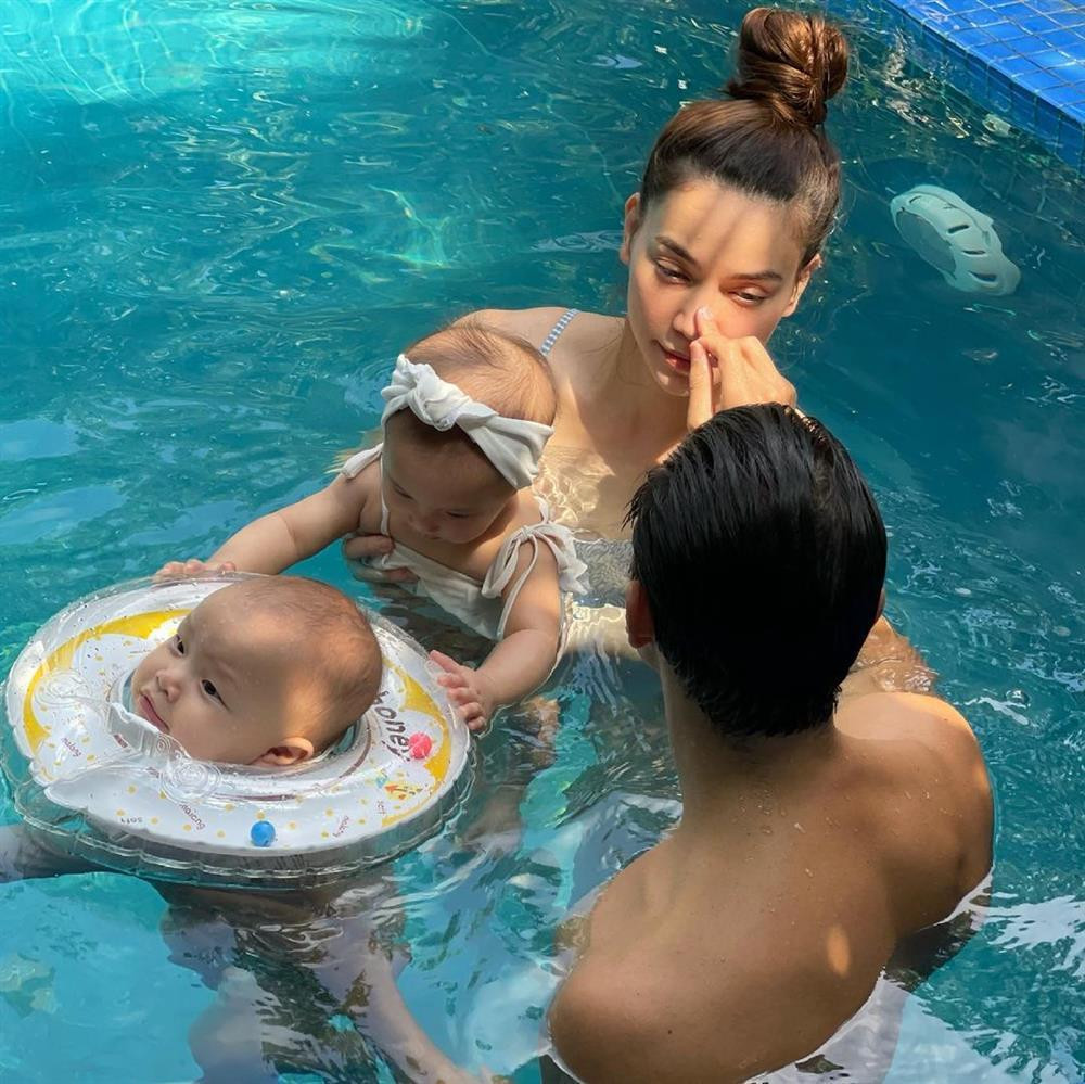 Trong bức ảnh này, cử chỉ quan tâm của Kim Lý với Hà Hồ cũng phải "nhường spotlight" cho vẻ mặt cực yêu của Leon.