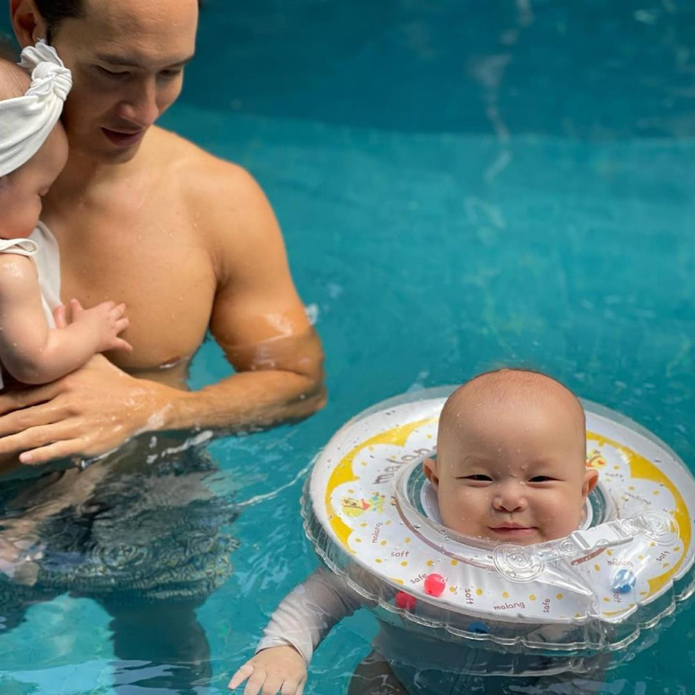 Cũng vì giãn cách xã hội, Hồ Ngọc Hà - Kim Lý chưa dọn về biệt thự mới xây. Mẹ đẻ nữ ca sĩ tỏ ra vui mừng vì có thêm nhiều thời gian bên các cháu.