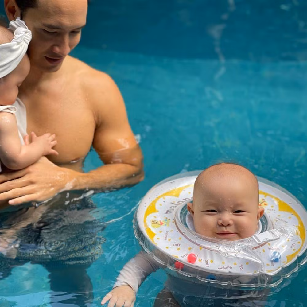 Cũng vì giãn cách xã hội, Hồ Ngọc Hà - Kim Lý chưa dọn về biệt thự mới xây. Mẹ đẻ nữ ca sĩ tỏ ra vui mừng vì có thêm nhiều thời gian bên các cháu.