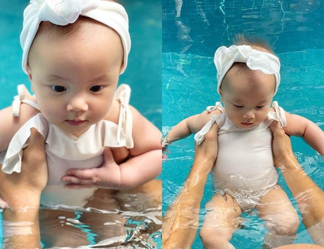 Ở nhà chăm con mùa dịch, Hồ Ngọc Hà đặc biệt yêu thích làm điệu cho con gái Lisa. Cô bé mặc bộ đồ bèo nhún điệu đà, quấn khăn turban sang chảnh ngay cả lúc đi bơi.