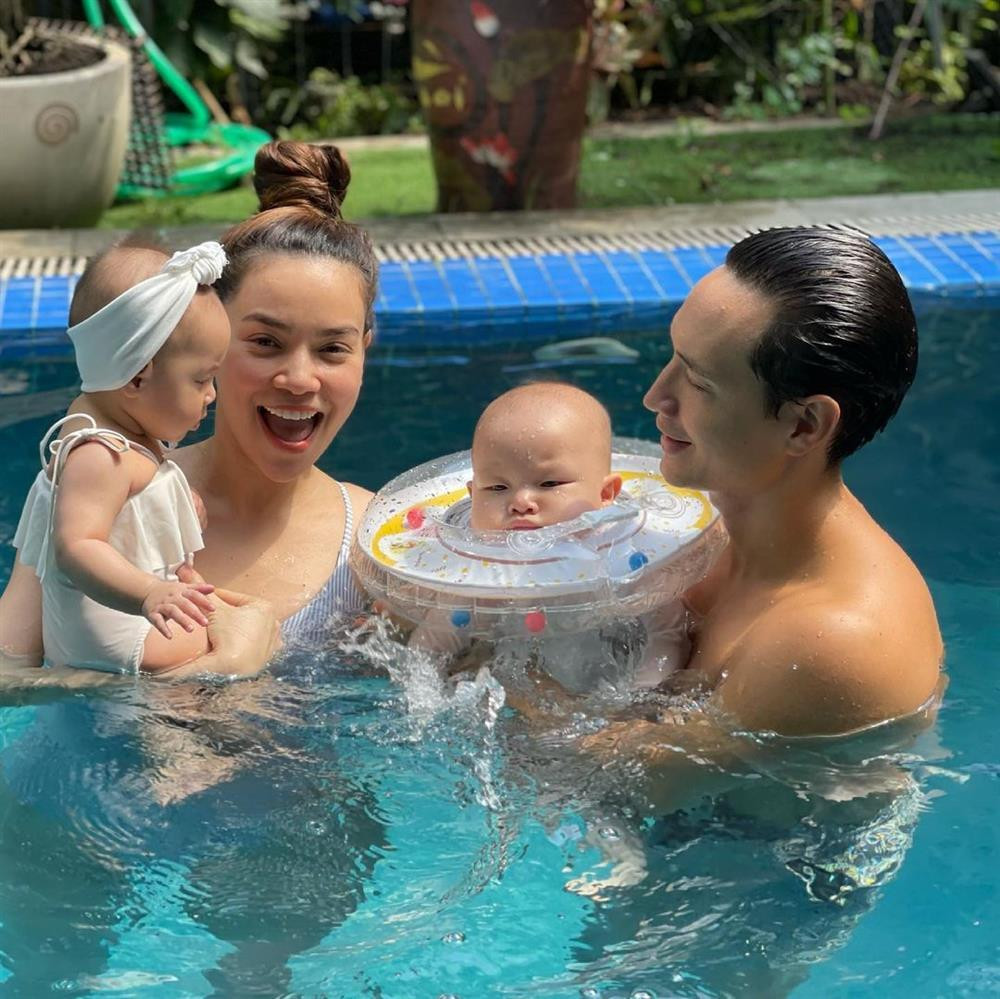 br/> Hồ Ngọc Hà mới đây khoe loạt ảnh gia đình bơi lội tại gia. Hiếm khi cả 4 thành viên cùng lên sóng, những khoảnh khắc này khiến người hâm mộ đặc biệt thích thú. Trong hình ảnh này, nhóc tỳ Leon chiếm spotlight với biểu cảm "khó ở".