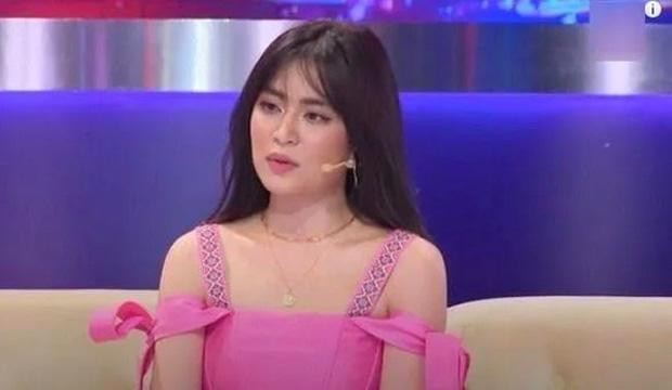 Hoàng Thuỳ Linh từng xuất hiên trên truyền hình với chiếc mũi lệch.