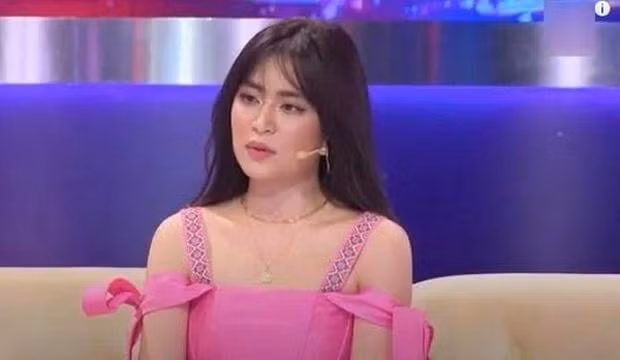 Hoàng Thuỳ Linh từng xuất hiên trên truyền hình với chiếc mũi lệch.