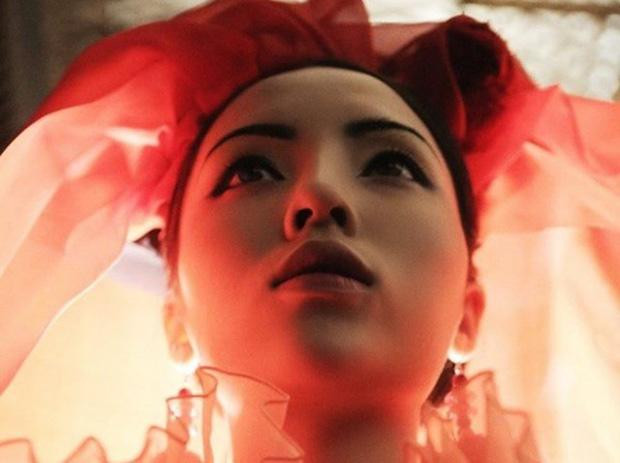 Ở góc ảnh chụp từ dưới lên, chiếc " mũi gió thổi" càng hiện ra rõ rệt.