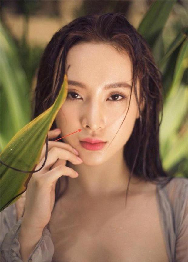 Angela Phương Trinh từ bỏ hình ảnh "thỏ non ăn bánh", trong sáng và rất đỗi hồn nhiên để theo đuổi hình tượng sexy và sắc sảo. Cô đã chọn phương pháp nâng mũi nhưng có vẻ phương pháp này không chọn cô!