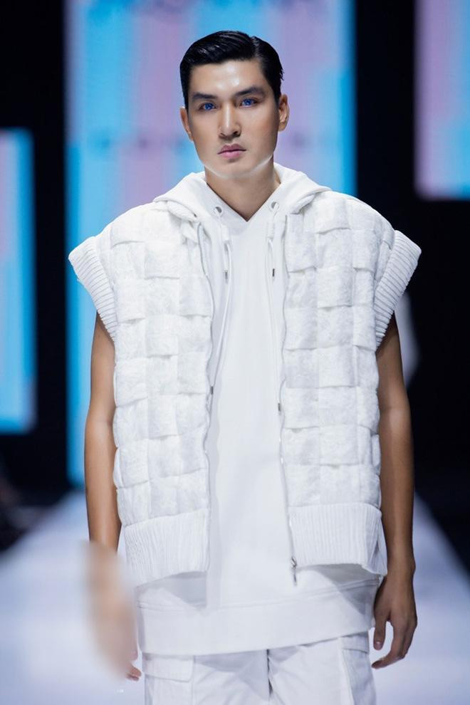 Trong show diễn của NTK Công Trí năm 2020, Quang Đại catwalk với thần thái sắc lạnh nhưng lại đi kèm chiếc mũi không thẳng theo trục. Nhiều nhận định cho rằng nam người mẫu gặp sự cố nâng mũi.