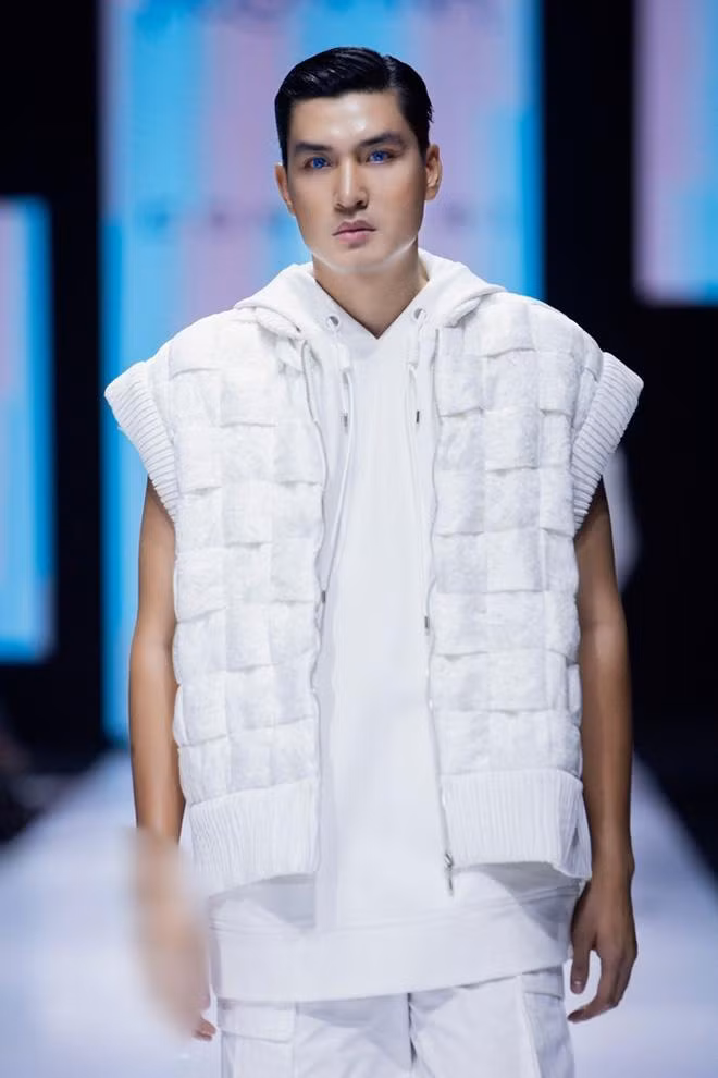 Trong show diễn của NTK Công Trí năm 2020, Quang Đại catwalk với thần thái sắc lạnh nhưng lại đi kèm chiếc mũi không thẳng theo trục. Nhiều nhận định cho rằng nam người mẫu gặp sự cố nâng mũi.