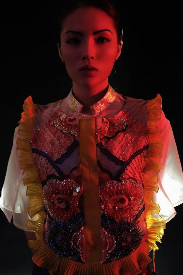 Hoa hậu Kỳ Duyên là người đẹp thẳng thắn thừa việc "dao kéo" để đại tu dung nhan. Trong một photoshoot thời trang, cô để lộ sống mũi hơi lệch về phía tay phải.