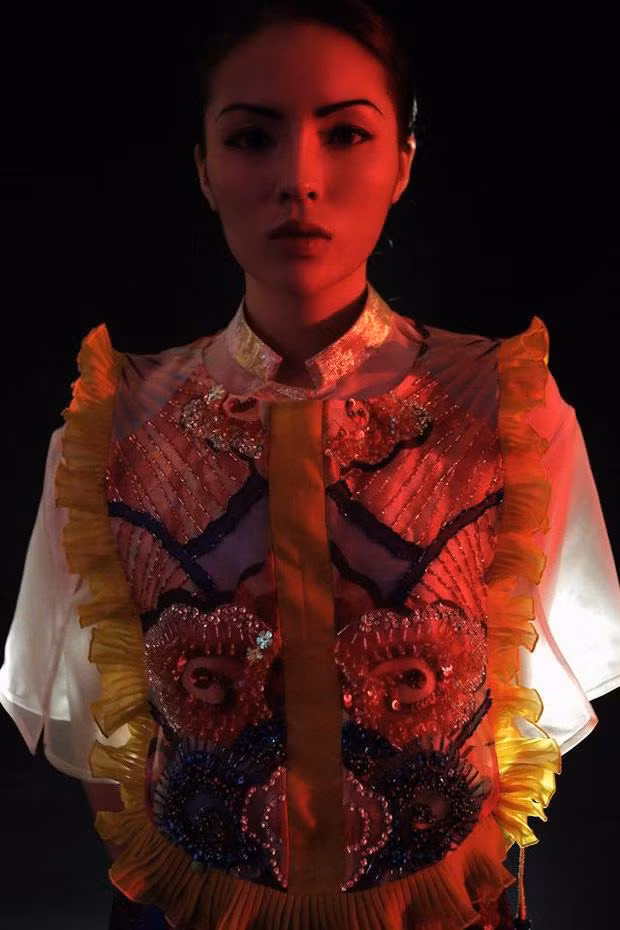 Hoa hậu Kỳ Duyên là người đẹp thẳng thắn thừa việc "dao kéo" để đại tu dung nhan. Trong một photoshoot thời trang, cô để lộ sống mũi hơi lệch về phía tay phải.