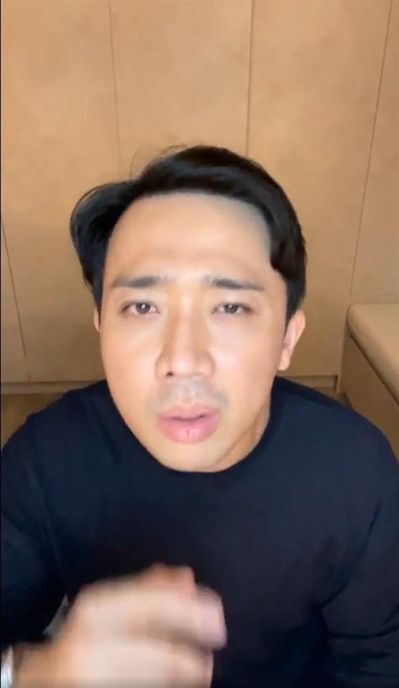 Có thể thấy rõ ở hình ảnh chiếc mũi lệch một bên, lỗ mũi bên hở - bên kín của anh trong livestream chân thực nhất.