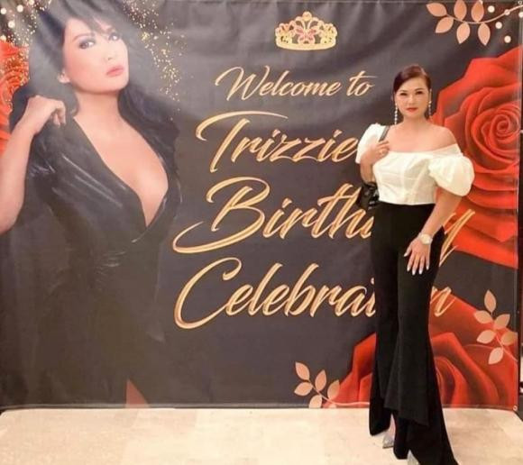 Mới đây, khán giả bất ngờ khi thấy hình ảnh Phương Loan khi đi tiệc của vợ cũ Bằng Kiều là Trizzie Nguyễn. Vợ cố nghệ sĩ Chí Tài chọn cho mình chiếc áo bẹt vai, tay phồng và quần cách tân với ống loe. Cách phối trang phục trông rất trẻ trung, sành điệu.