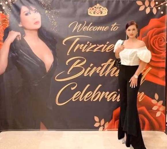 Mới đây, khán giả bất ngờ khi thấy hình ảnh Phương Loan khi đi tiệc của vợ cũ Bằng Kiều là Trizzie Nguyễn. Vợ cố nghệ sĩ Chí Tài chọn cho mình chiếc áo bẹt vai, tay phồng và quần cách tân với ống loe. Cách phối trang phục trông rất trẻ trung, sành điệu.