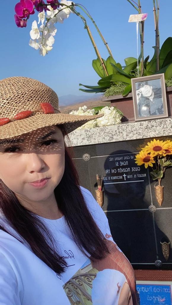 Phương Loan dần trở về với cuộc sống bình thường sau khi chồng qua đời nhưng cô vẫn giữ thói quen viếng mộ chồng vào mỗi thứ 7.