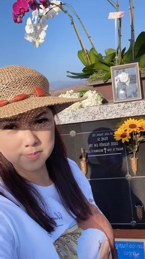 Phương Loan dần trở về với cuộc sống bình thường sau khi chồng qua đời nhưng cô vẫn giữ thói quen viếng mộ chồng vào mỗi thứ 7.