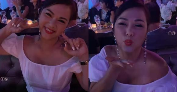 Bà xã cố danh hài Chí Tài chiếm mọi spotlight tại tiệc sinh nhật của vợ cũ Bằng Kiều vì quá xinh đẹp và ăn mặc sành điệu.