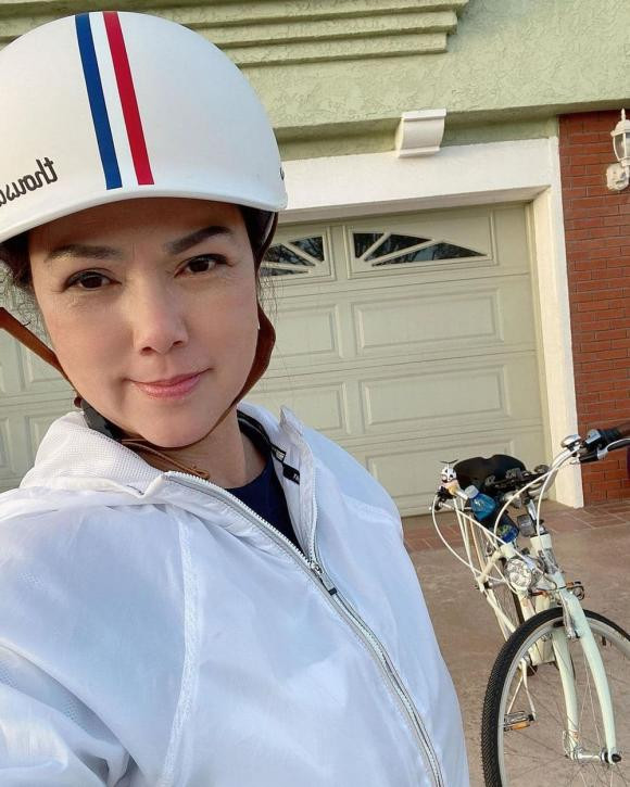 Cô luôn thu hút người đối diện bởi gương mặt xinh đẹp, làn da căng mịn và không có nhiều nếp nhăn. Vốn dĩ là người lạc quan, nhí nhố, khá vô tư nên vợ nghệ sĩ Chí Tài luôn nở nụ cười rất tươi, gây thiện cảm với mọi người xung quanh.