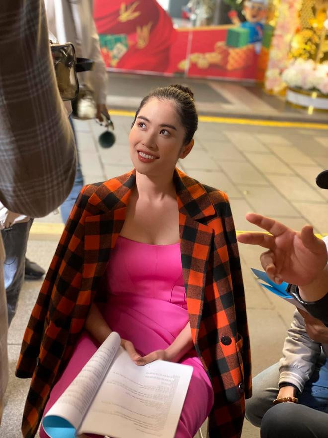 Với những con dân chăm chỉ hóng hớt showbiz, Nam Anh không phải cái tên quá xa lạ. Cô tên thật là Nguyễn Thị Lệ Nam, là chị gái song sinh của cô nàng "thị phi" Nam Em. Nam Anh từng giành giải cao nhất của cuộc thi Người mẫu thời trang Việt Nam 2018 và lọt vào top 9 The Face 2018.